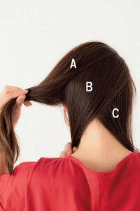 後ろ髪を3パートに分ける