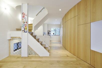 【注文住宅事例】キッチンもトイレも一体化!? LDKの大型家具が主役の家