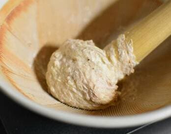 粘りがすごすぎて箸で持てない！自然薯でつくる絶品とろろご飯＆ハンバーグ