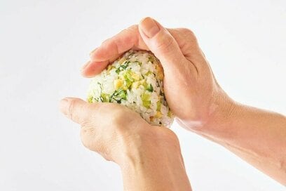忙しい朝でも食べたい「栄養たっぷりおにぎり」。にぎり方次第でふっくら