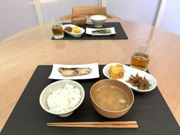 50代、夫婦ふたり暮らしの「リアルな夕食」。大皿料理をやめてカフェ風に：8月に読みたい記事