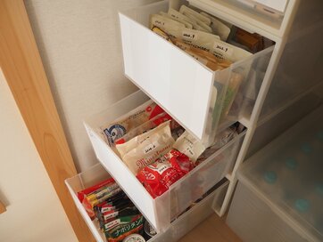 賞味期限ぎれを防ぐ「取り入れやすい」防災ローリングストックのコツ3つ。いつもの味を少し多めに