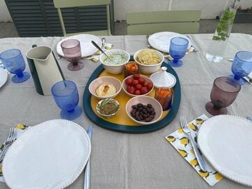 50代、日本とフランスでこんなに違う「お呼ばれ」事情。平日夜でも自宅のテラスで食事を楽しむ