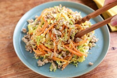 春キャベツのそぼろサラダ。ボリューム満点でおかずにもなる