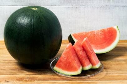 黒皮のユニークなスイカ。種が少ないから、ガブリといける！