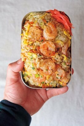 シンプルで最強な「エビチャーハン」弁当。具だくさんで満足度も大