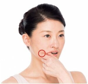 口角の横をつかんで揺らす