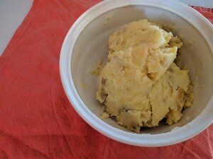 じゃがいもをマッシュするときに黄身やパルメザンチーズを加えると味にコクが出てグッド