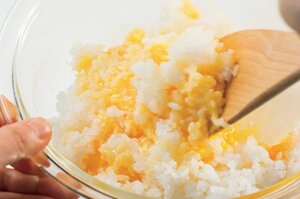 ご飯を卵でコーティングして炒める