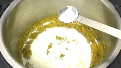 容器に牛乳と塩を加える