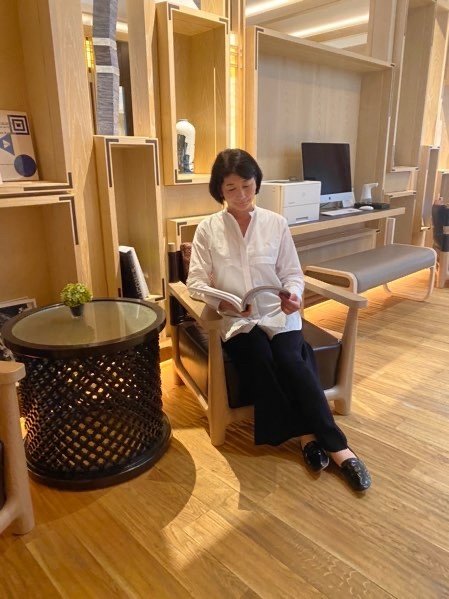 イスに座る女性