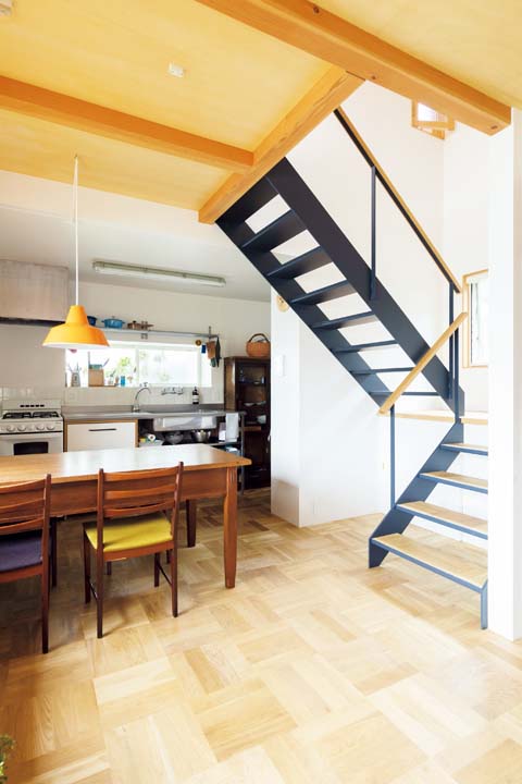 キッチン、ダイニングの横にある階段