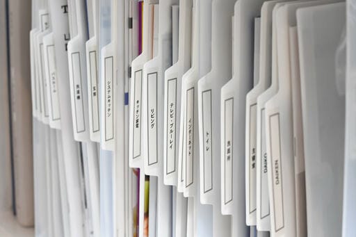 パントリーの棚に収めた取扱説明書