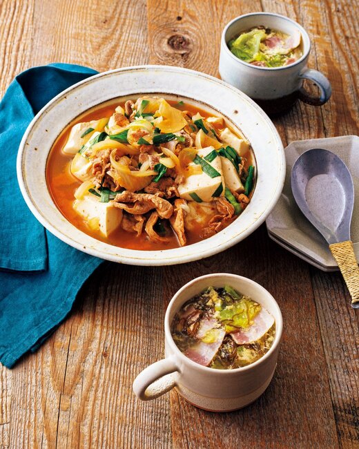 豚肉と豆腐のピリ辛煮とキャベツとモズクのかきたまスープの画像