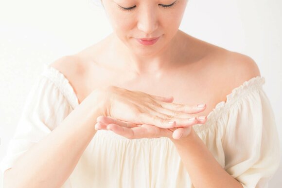 手のひらと指全体にのばす