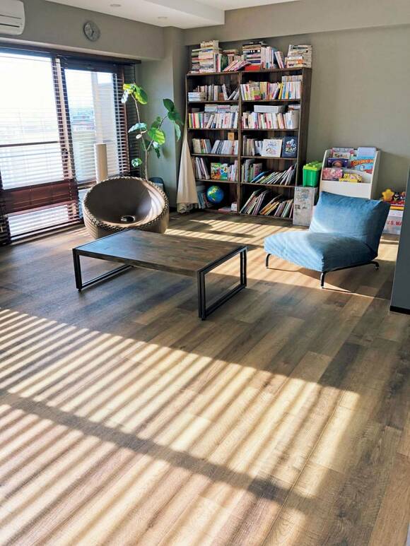 本棚とテーブルのあるリビング