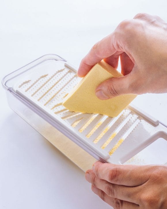 高野豆腐をすりおろす