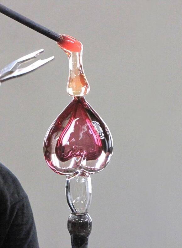 制作中のガラス作品