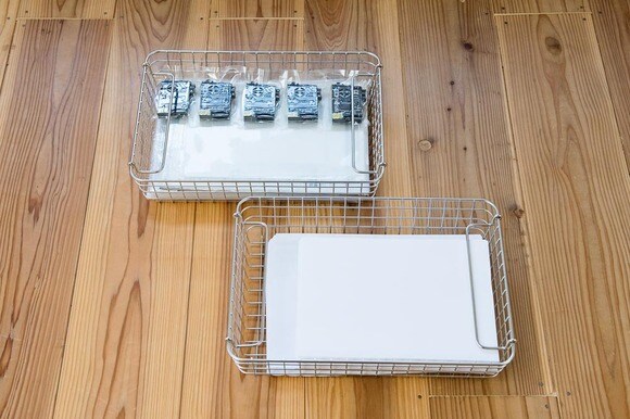 重たい紙の収納にもワイヤカゴがおすすめ