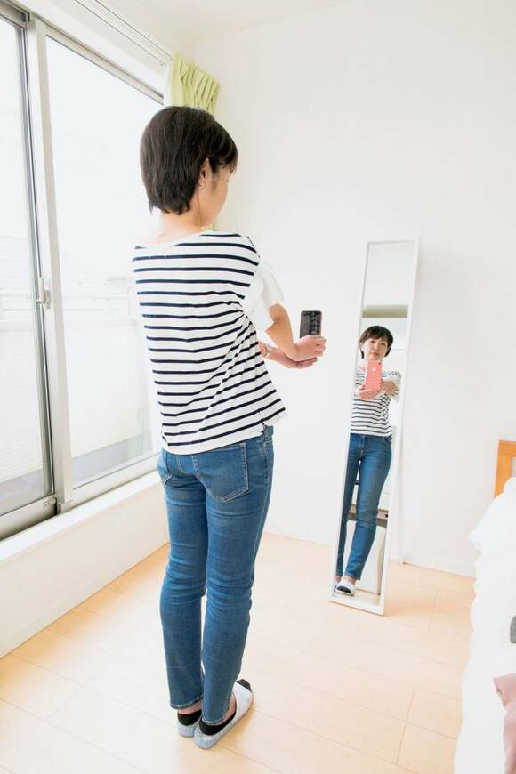 女性かがみで自撮り