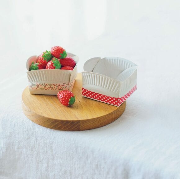 紙皿では据わりの悪いものも収まりがよく、子どもやママ友のおやつ入れに大重宝!