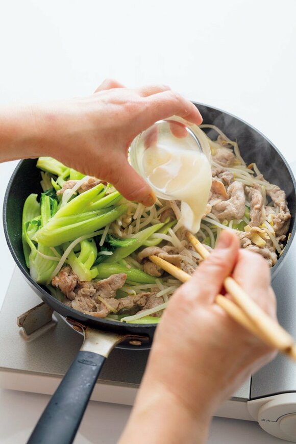 フライパンに調味料