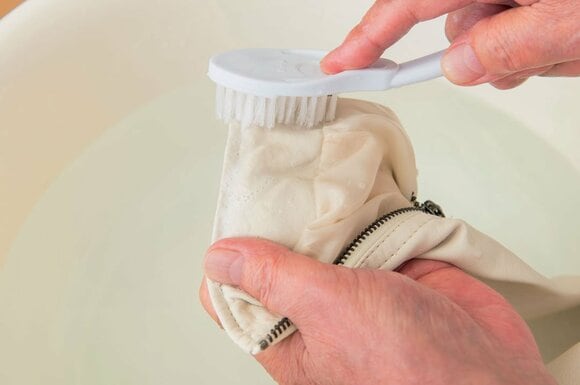 洗濯用ブラシなどでしっかり洗う