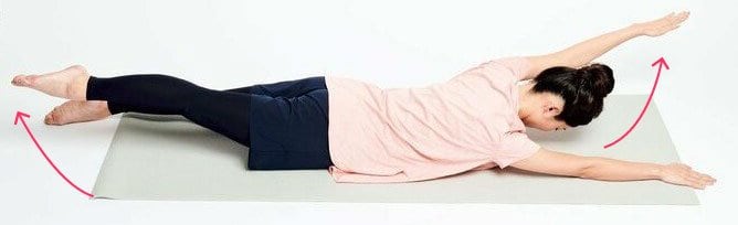 片腕片脚ずつ伸ばす