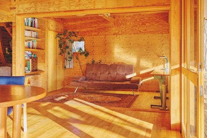 室内が木目調で整理整頓された部屋