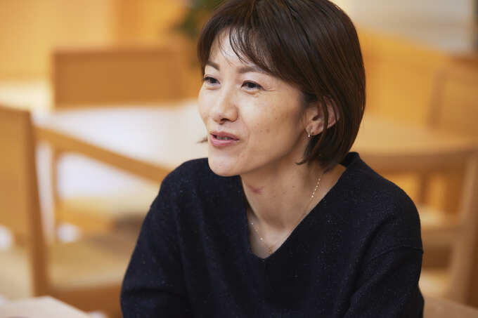 インタビューに答える女性