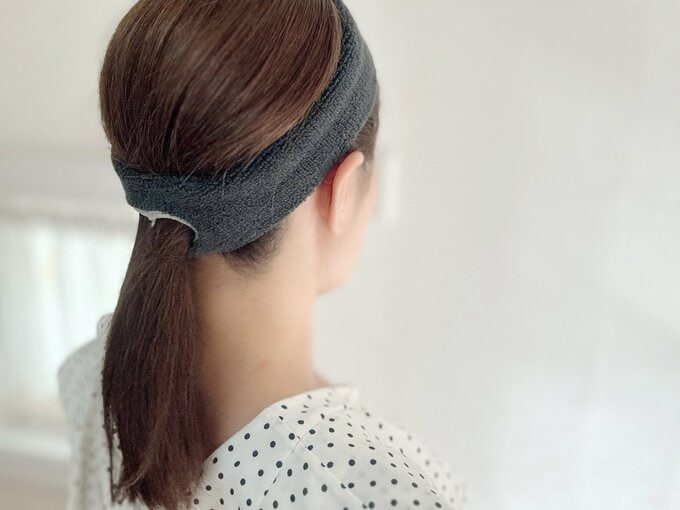 穴に通すだけで髪もまとめられる