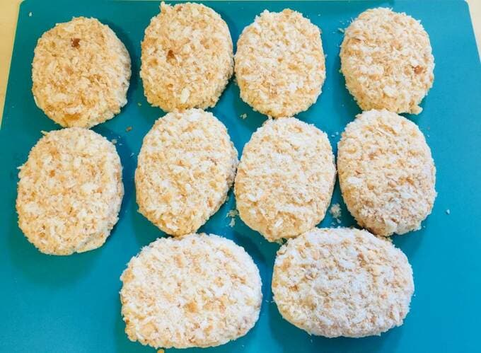 スーパーのお惣菜とほぼ同じサイズのコロッケ
