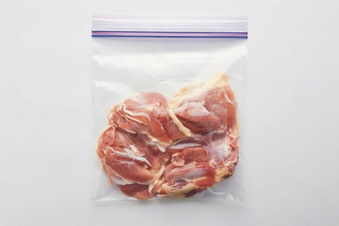 保存袋に鶏胸肉