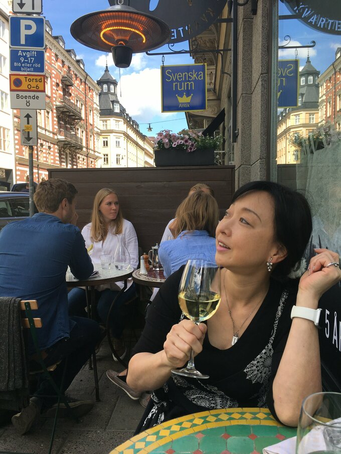 ワインを飲む川上麻衣子さん