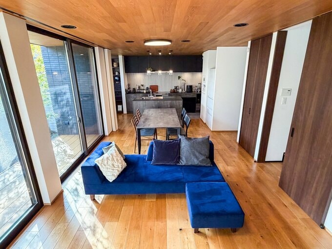 置き方から逆算して配置したソファー