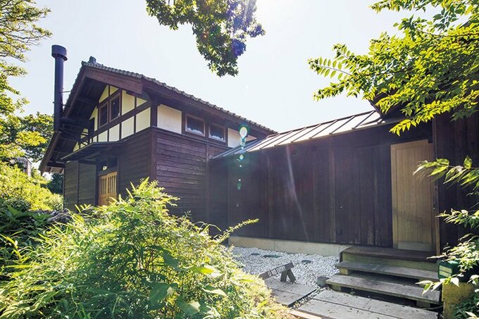 外壁は杉板張り、母屋の屋根には瓦を使用