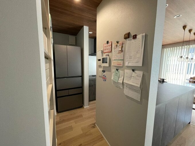 マグネット下地が入ったパントリーの壁