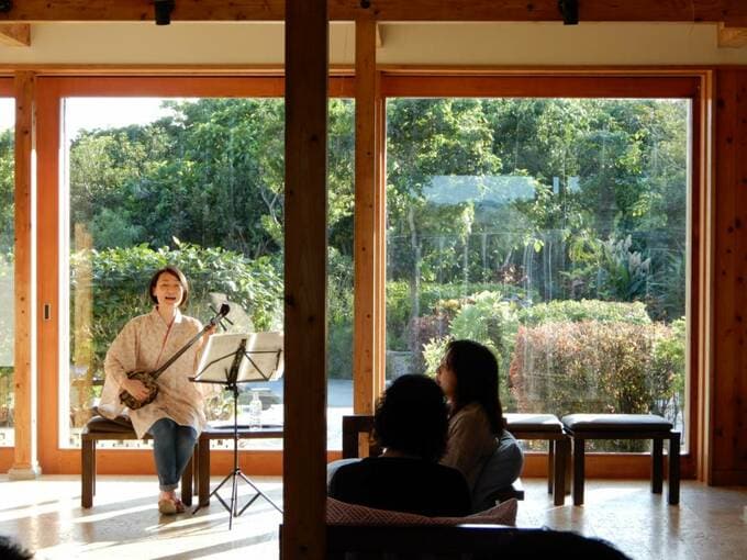 三線を演奏する女性