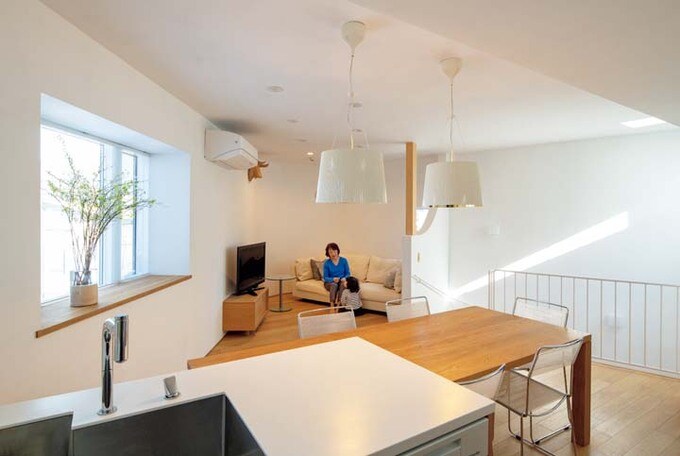 アールの壁に包まれたリビング