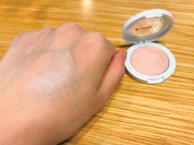 ハイライトのテクスチャーを手に乗せている