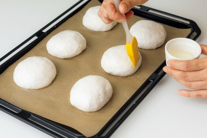パン生地に油を塗る様子