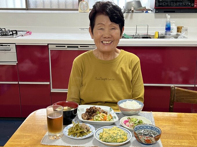 料理の前で微笑むひろちゃん。