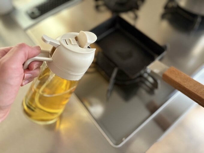 油をふきかける様子