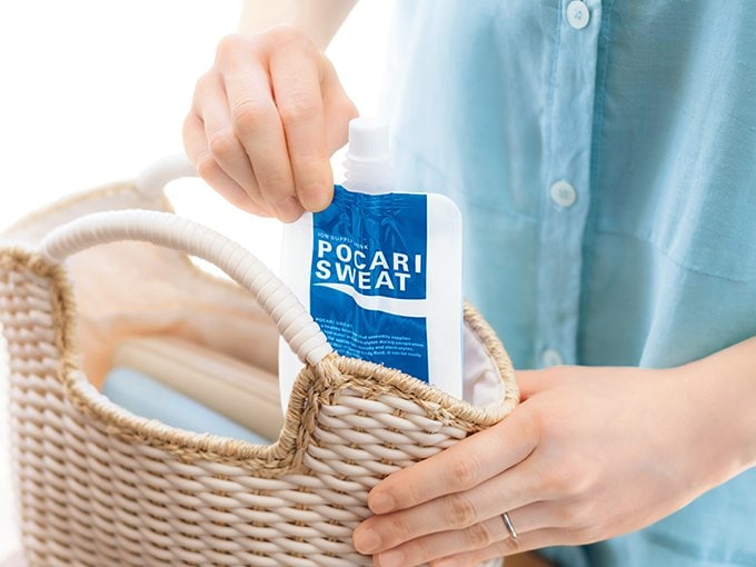 バッグにポカリスエットを入れる