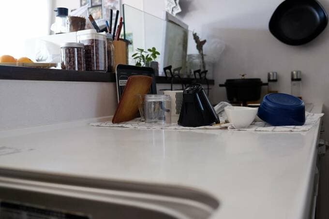 食器をふき、作業台に並べる