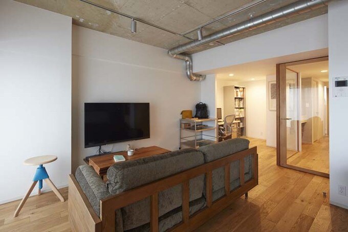 異素材と新旧が融合するリビング