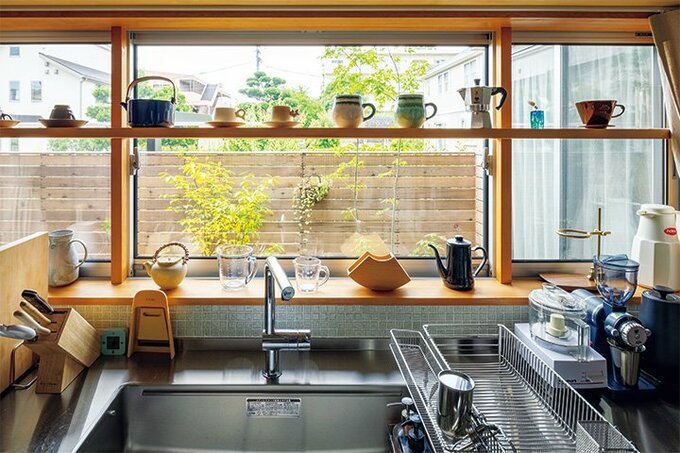 中庭に面して大きな窓が設けられているキッチン