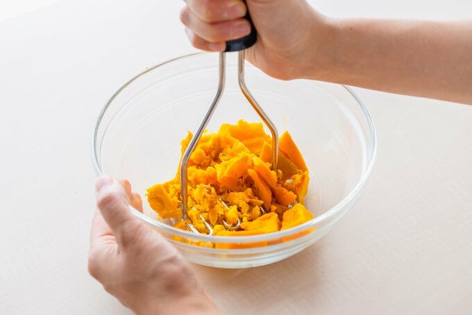 マッシャーでつぶす