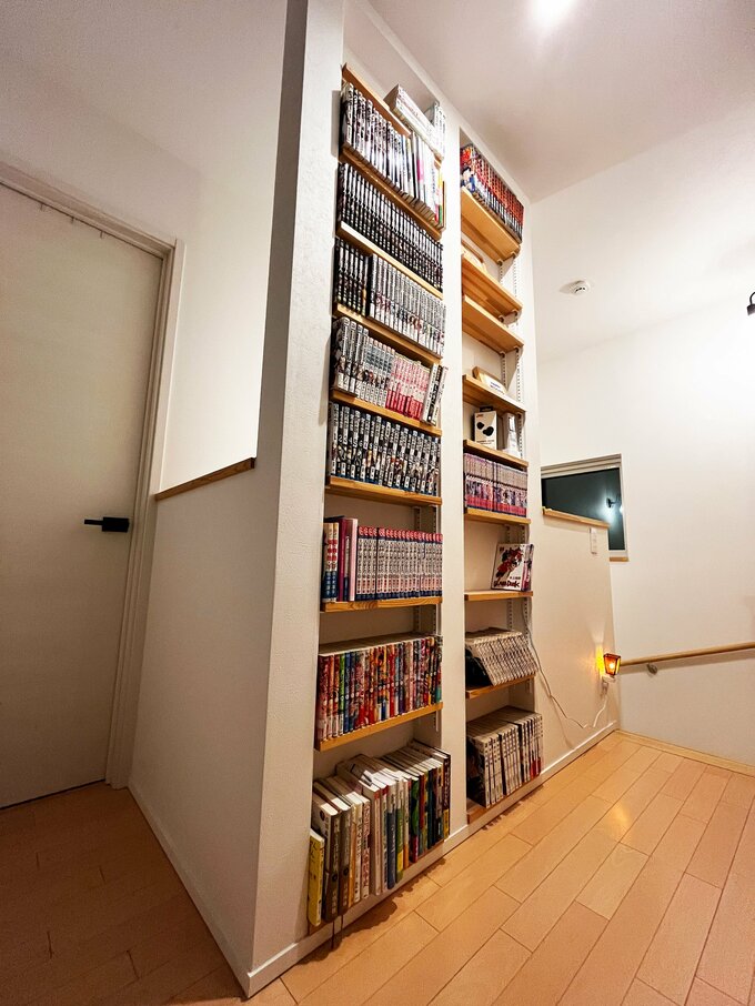 階段回りの壁を利用した収納