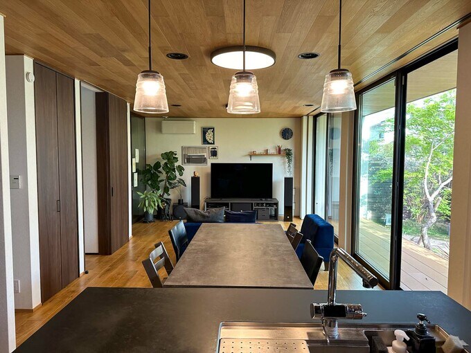 キッチンからリビングを見る